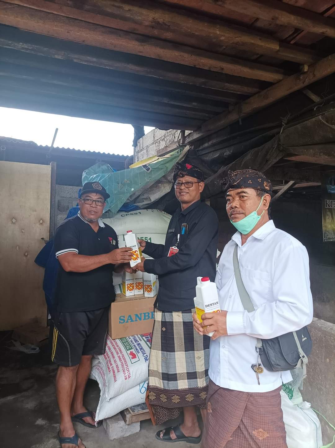 Pemerintah Desa Sidakarya telah menyerahkan bibit babi sebanyak 20 ekor, pakan ternak, dan disenfekt