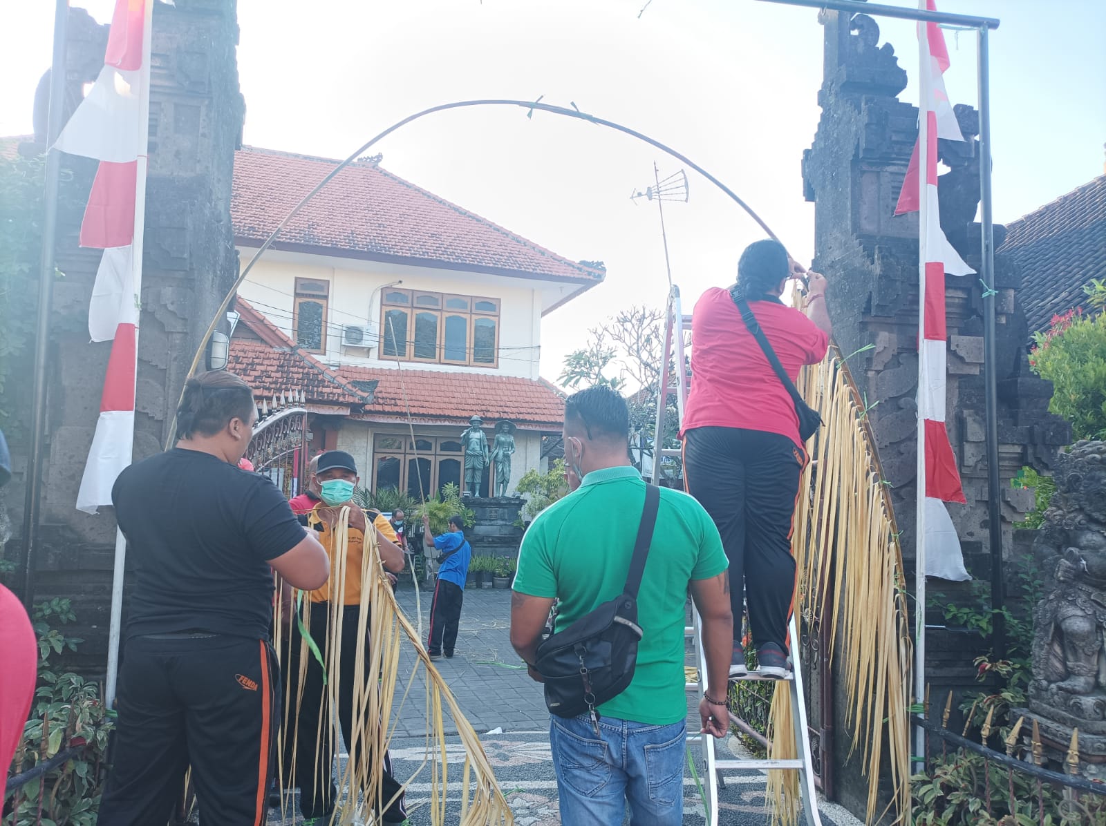Kegiatan Jumat Bersih Sekaligus Gotong Royong Menghias Kantor Perbekel Desa Sidakarya