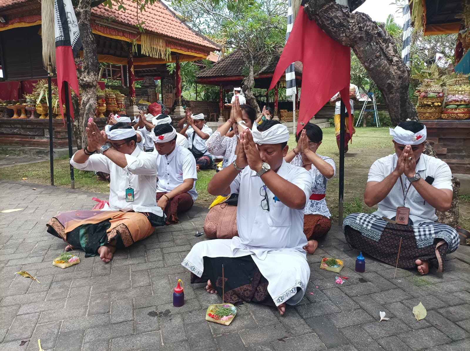 Ngaturang Pewiletan ring Piodalan Ida Ratu Ayu Pura Dalem Sudha