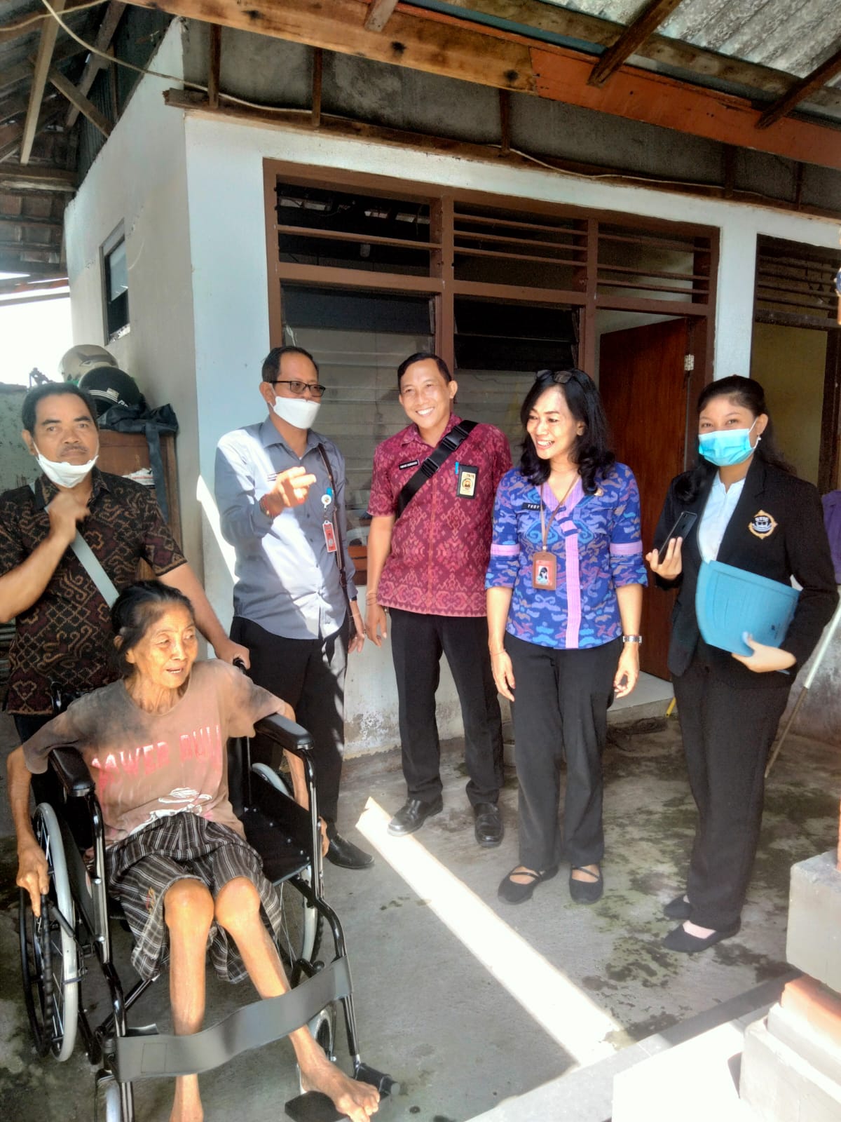 Penyerahan Bantuan Kursi Roda Kepada Dua Orang Disabilitas di Dusun Dukuh Mertajati