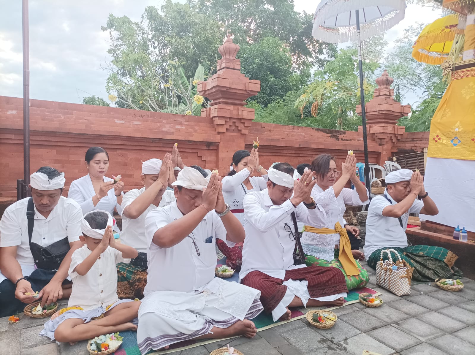Ngaturang Pawiletan ring Pura Begawan Penyarikan Banjar Suwung Kangin Desa Sidakarya
