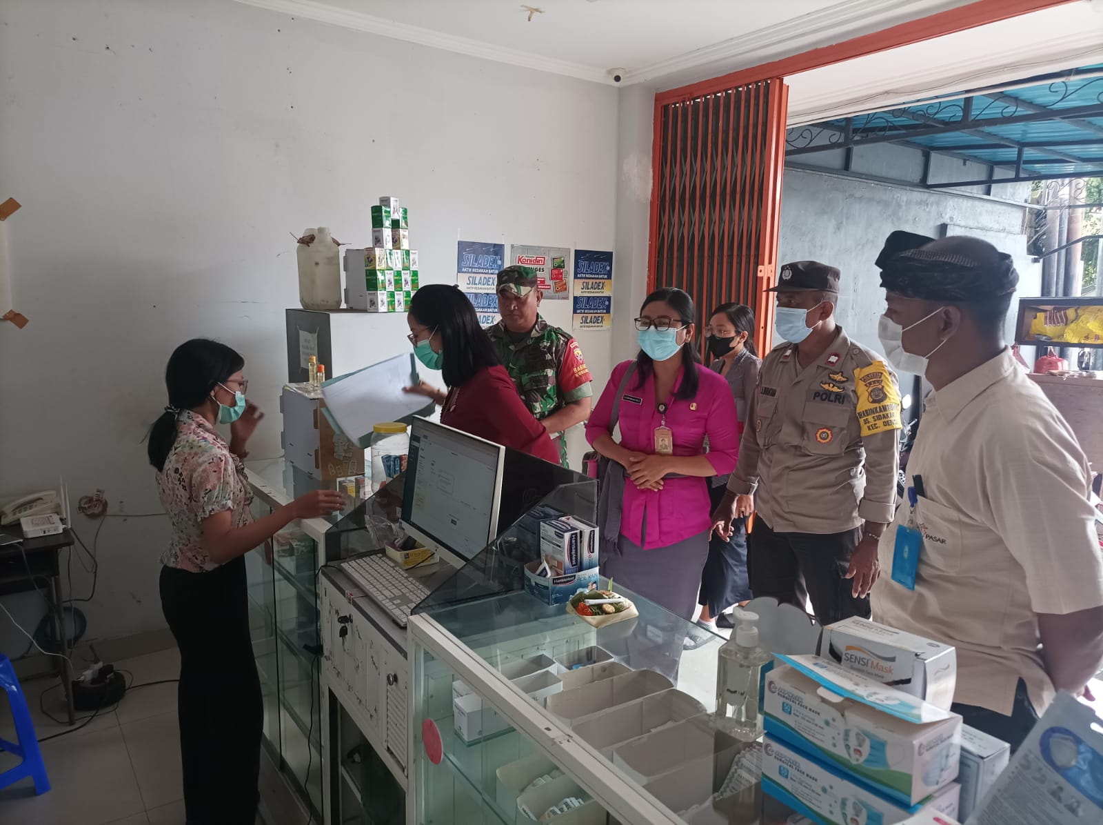 Kegiatan Sidak ke Apotek di wilayah Desa Sidakarya berdasarkan SE Kemenkes RI tentang Penghentian Sementara Peresepan Obat Sirup karena Kasus Gangguan Ginjal Akut.