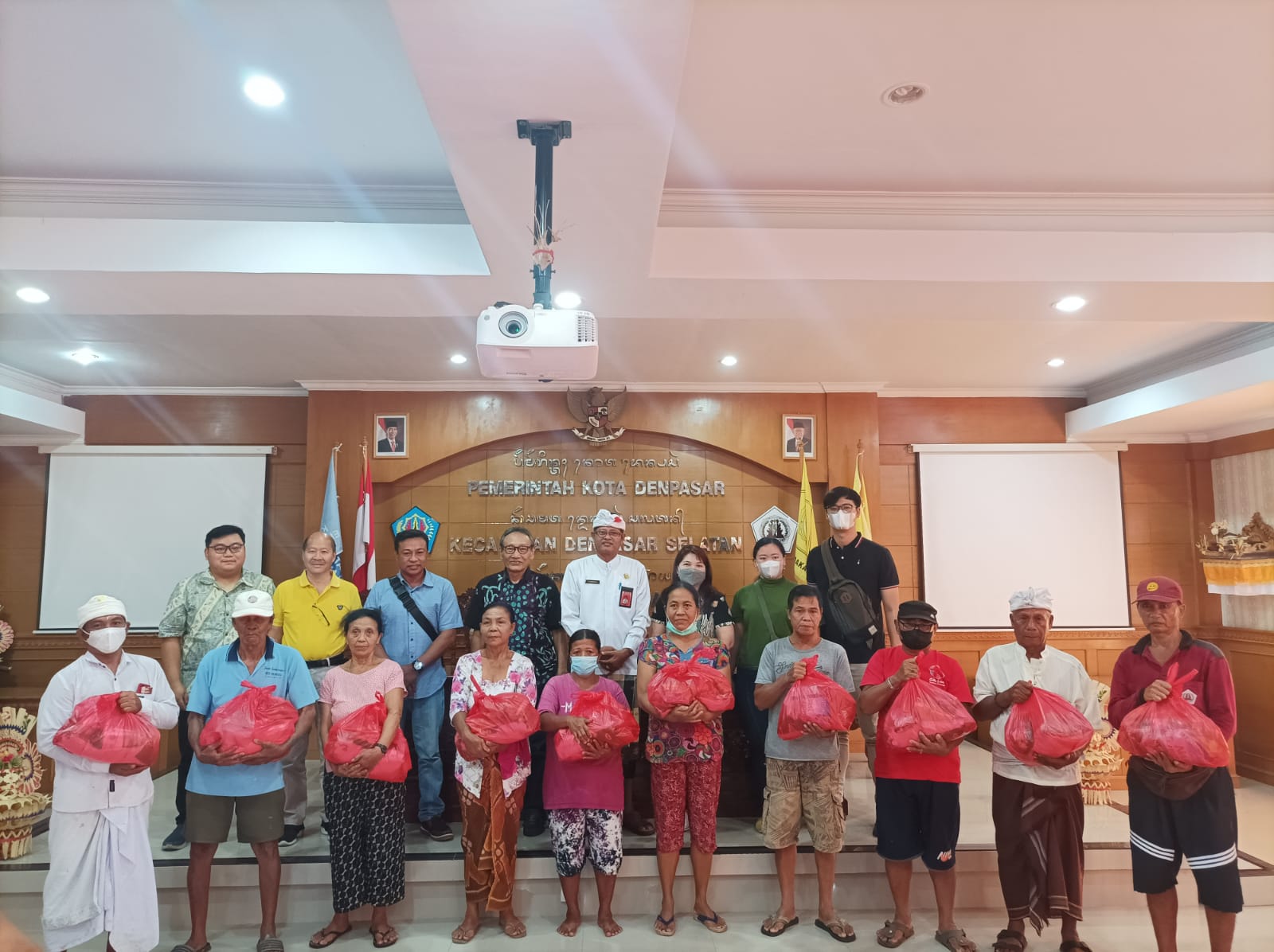 Penyerahan Bantuan Berupa Sembako dari Gereja Kebangunan Kalam Allah Indonesia Jemaat Denpasar