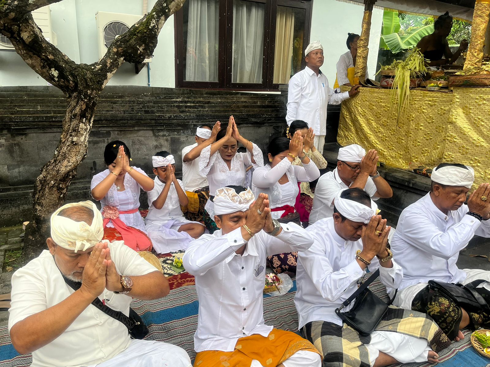 Pujawali ring Pura Buana Giri Kantor Perbekel Desa Sidakarya
