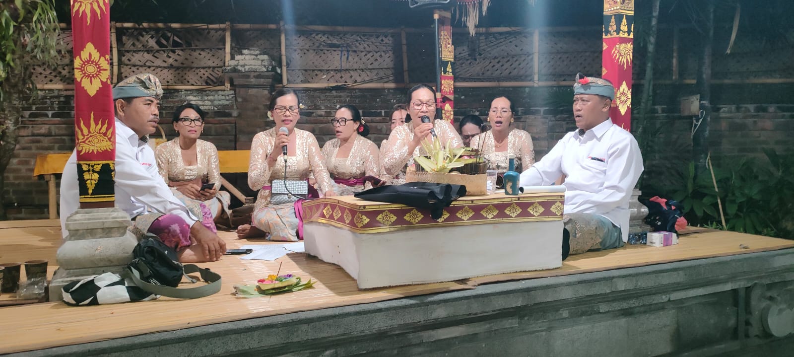 Sekehe Santhi Lan Geguntangan Jaya Suara Sandi Desa Sidakarya Ngaturang Ayah ring Pura Mutering Jagat Dalem Sidakarya