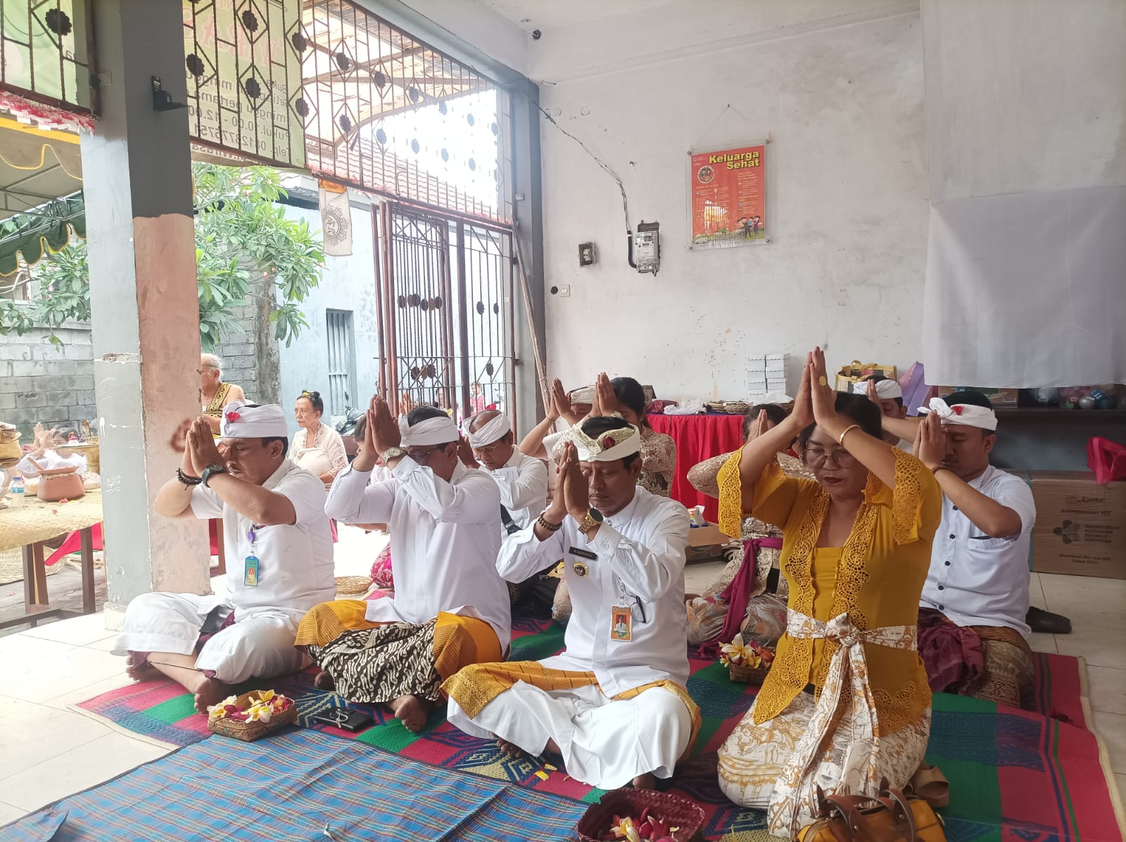 Ngaturang ring Pura Begawan Penyarikan Wirasatya