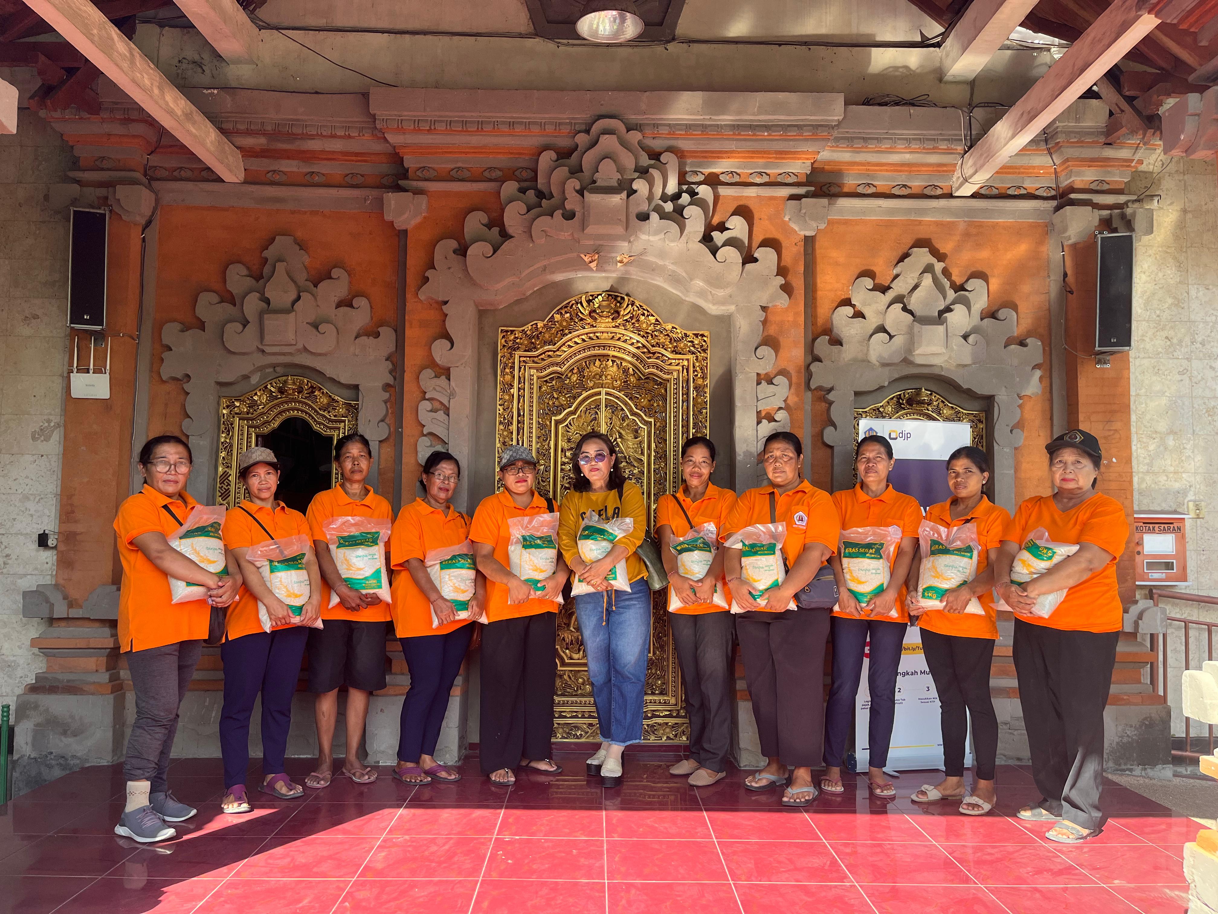 Kegiatan Pembagian Beras Hasil Panen Kelompok Wanita Tani ( KWT ) Karya Pangan Sari 