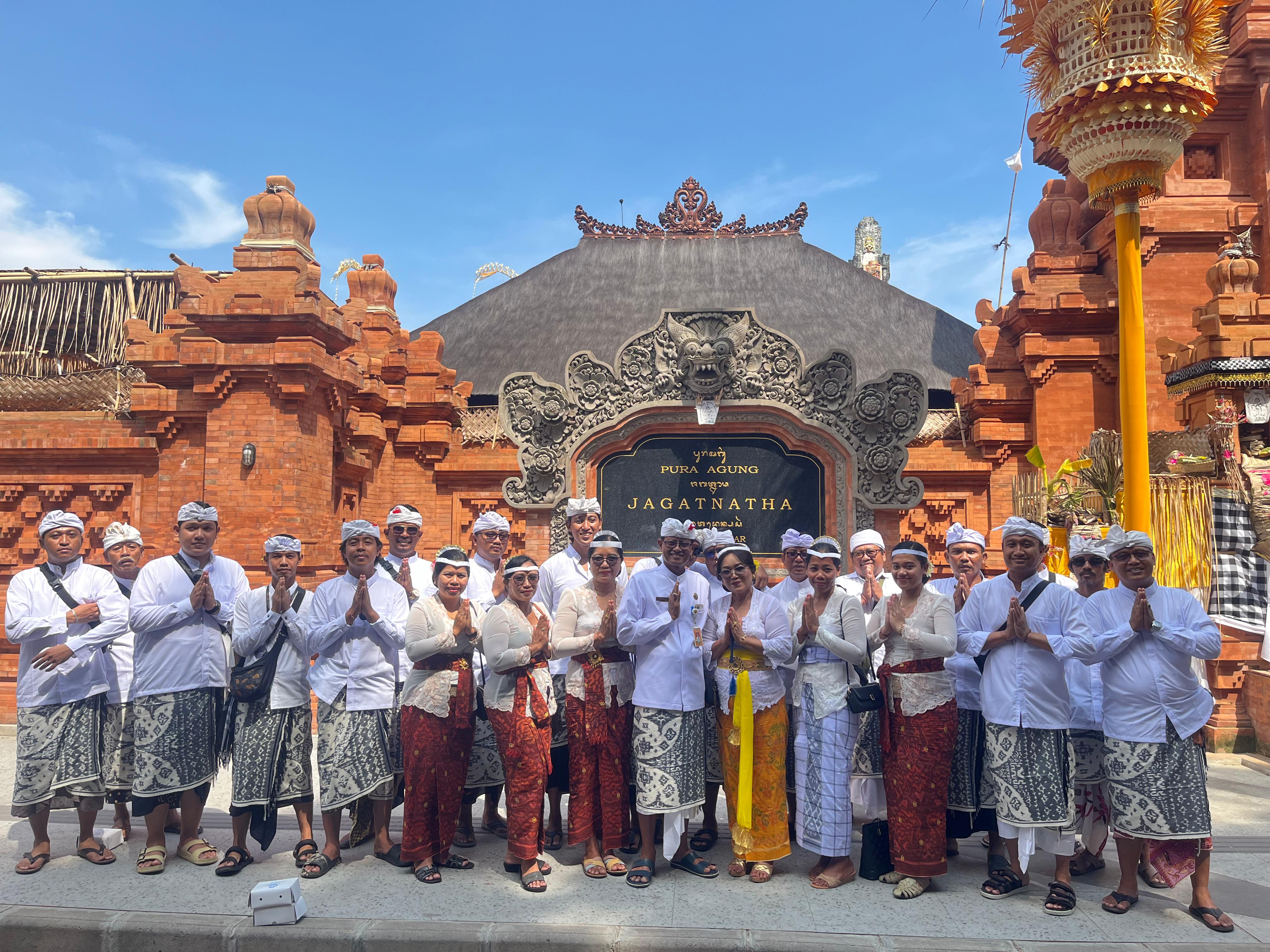 Pemerintah Desa Sidakarya ngelaksanayang Bakti Penganyaran ring Pura Agung Jagatnatha.