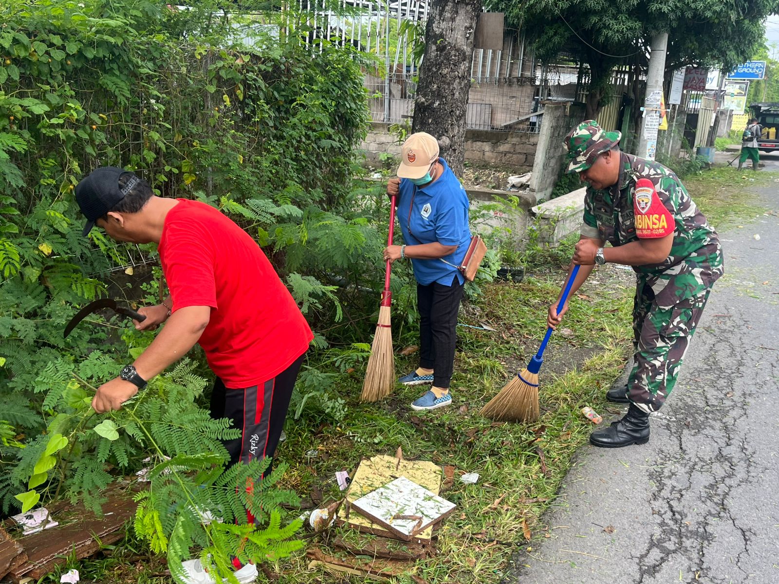 Kegiatan Jumat Bersih ( Depan Batas Desa ke Barat )