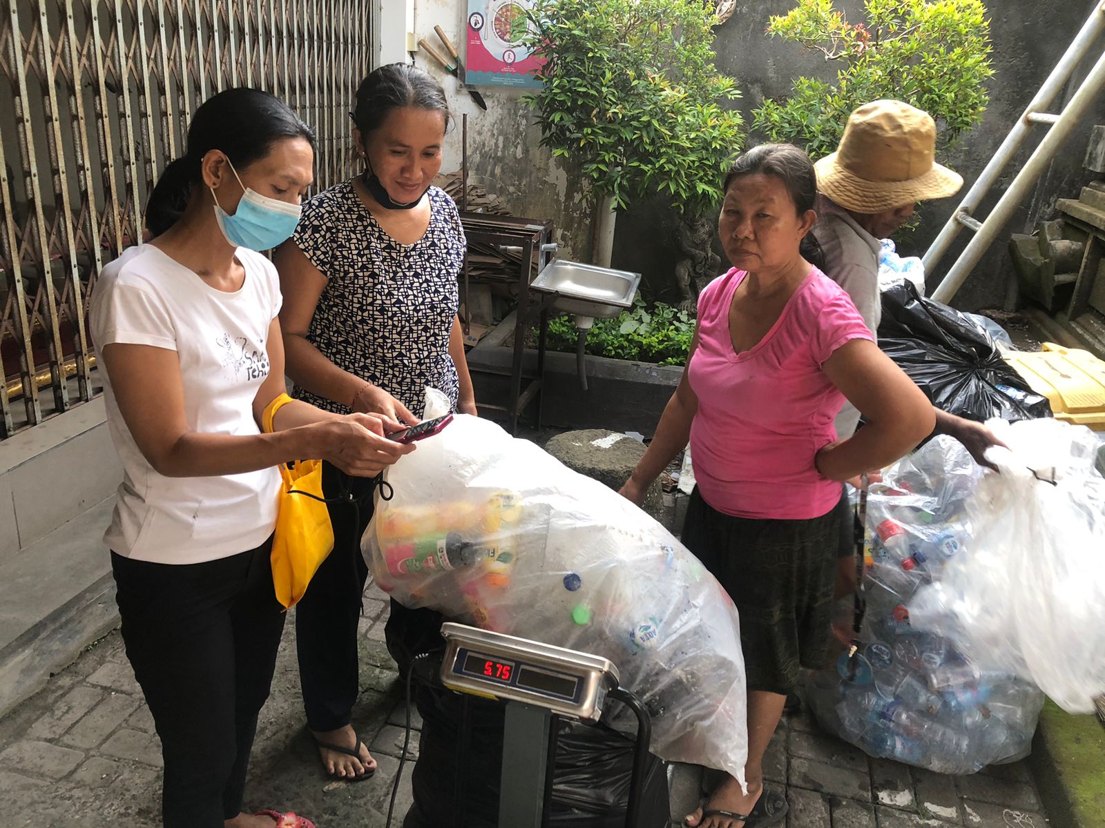 Kegiatan Bank Sampah di Dusun Sekar Kangin