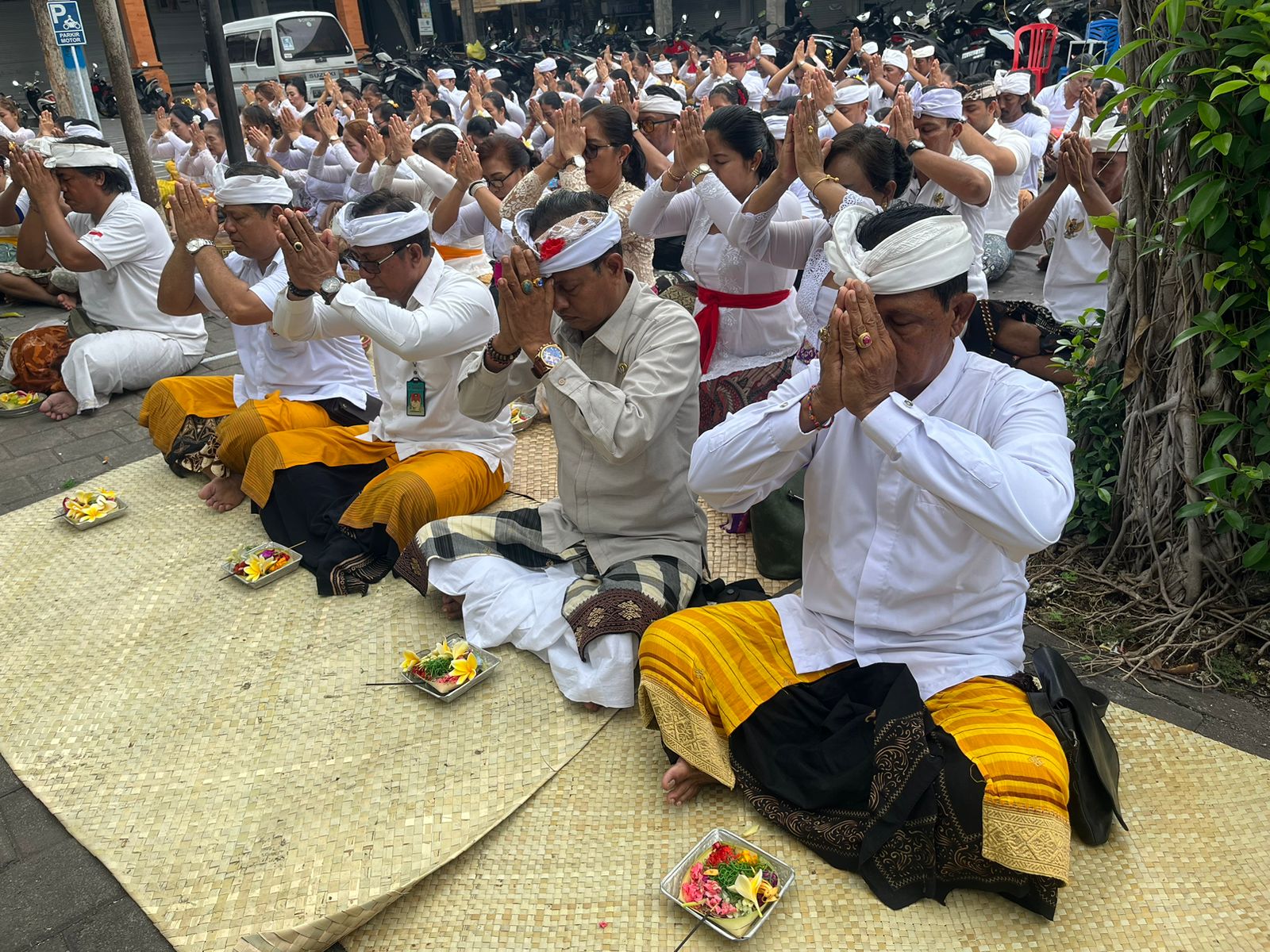 NGATURANG PEWILETAN RING PASAR SUDHA MERTA LAN BANJAR TENGAH SIDAKARYA