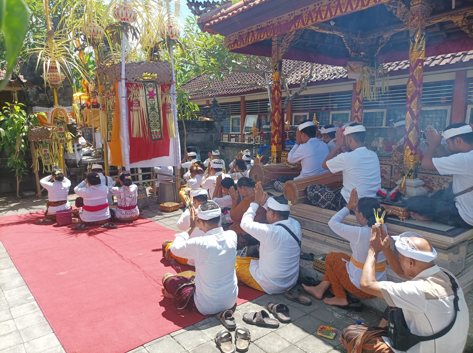 Pujawali ring Pura Buana Giri Kantor Perbekel Desa Sidakarya