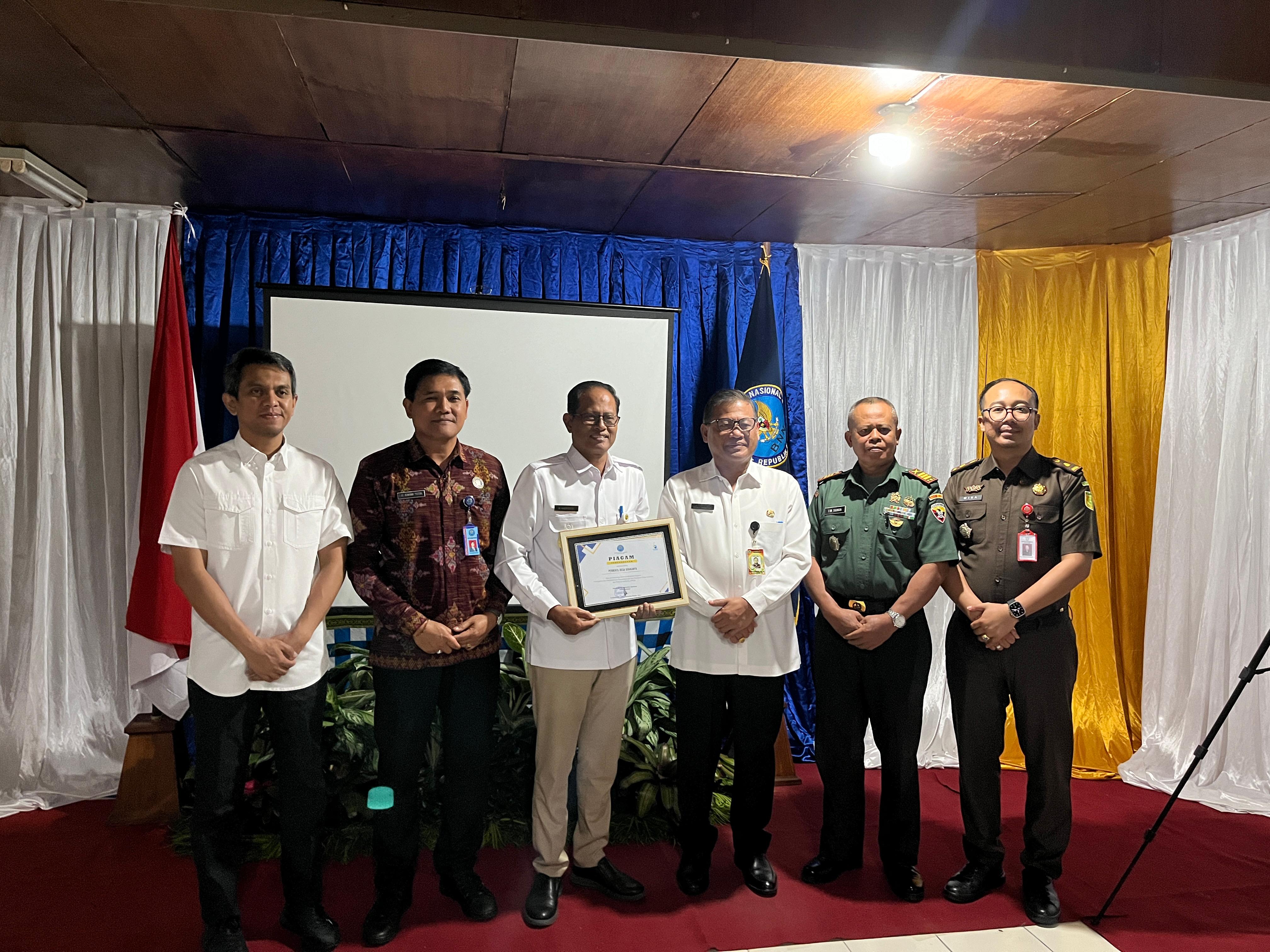 Pemerintah Desa Sidakarya menerima Penghargaan dari BNN Kota Denpasar