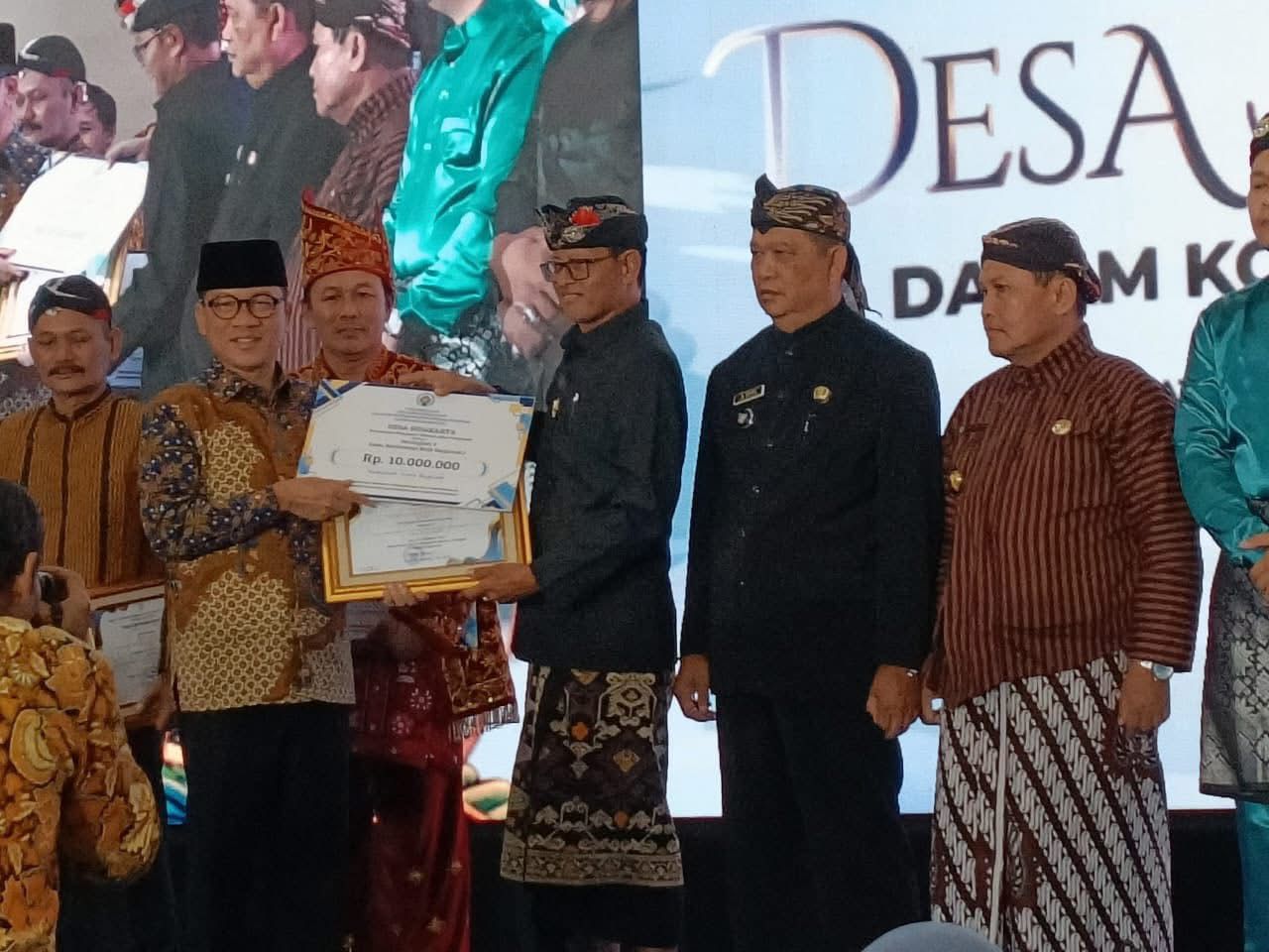 Pemerintah Desa Sidakarya menerima Penghargaan dari Menteri Desa dan Pembangunan Daerah Tertinggal 