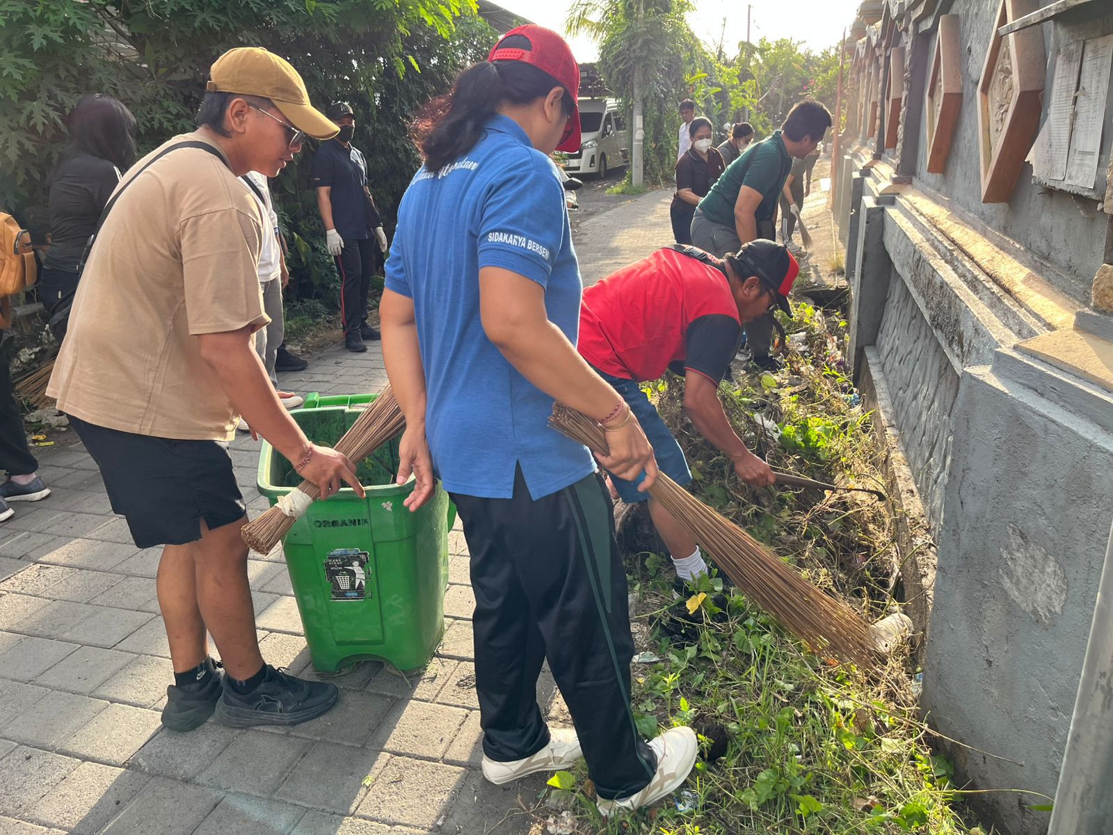 kegiatan “Bergerak Serentak Demi Mewujudkan Lingkungan Yang Nyaman Dan Bersih di Desa Sidakarya”