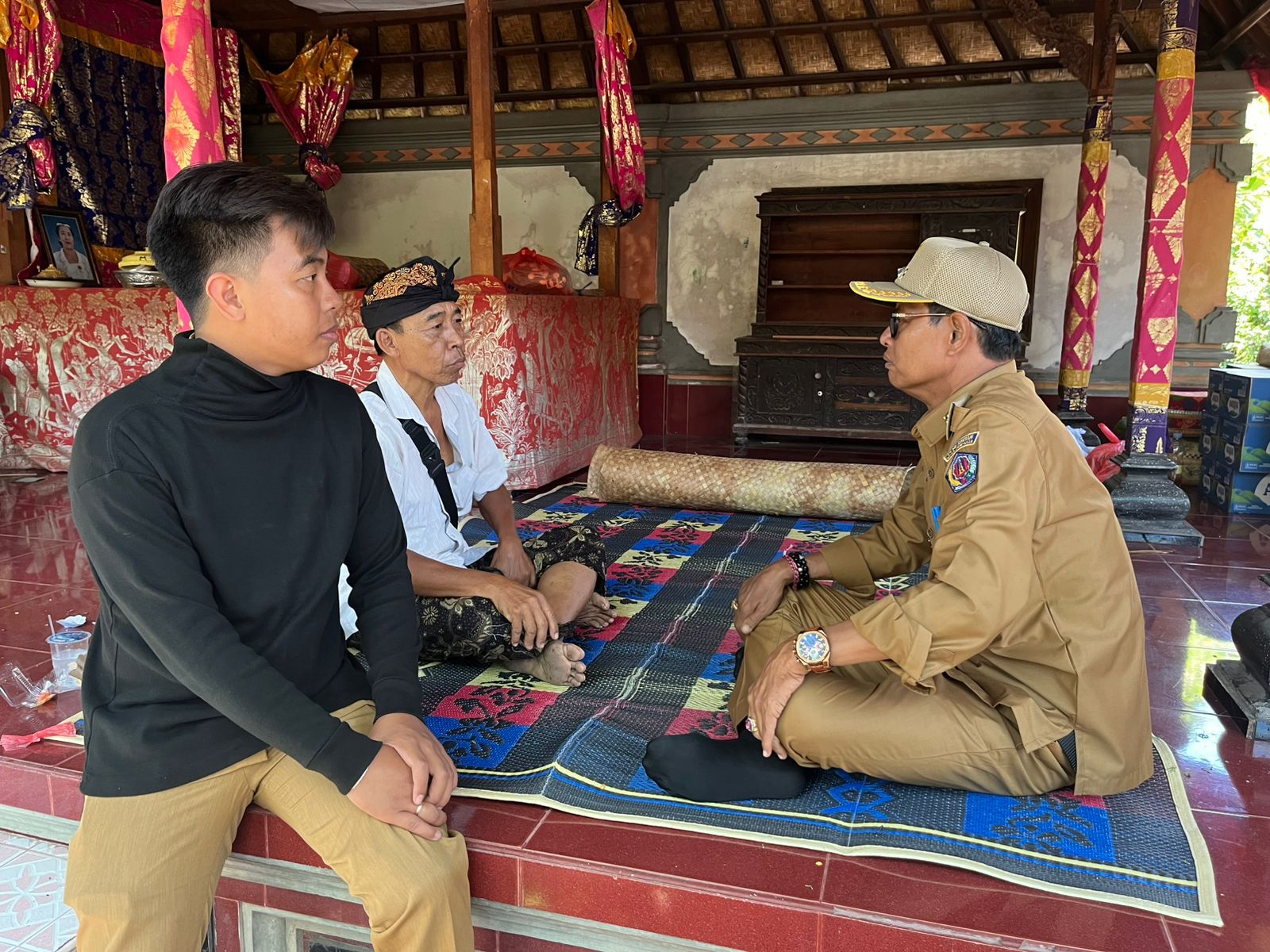 melayat ke Rumah Duka Alm. Ni Ketut Riani, Alm. Ni Made Asih, Alm. Ni Ketut Sukasih yang berlokasi di Dusun Sekar Kangin dan Dukuh Mertajati.