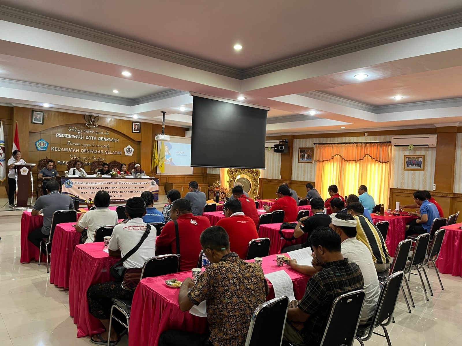 Musyawarah Desa Pembahasan Pembentukan Dana Cadangan Pembangunan Rumah Kost dan Validasi Data PPKS Desa Sidakarya Tahun 2025