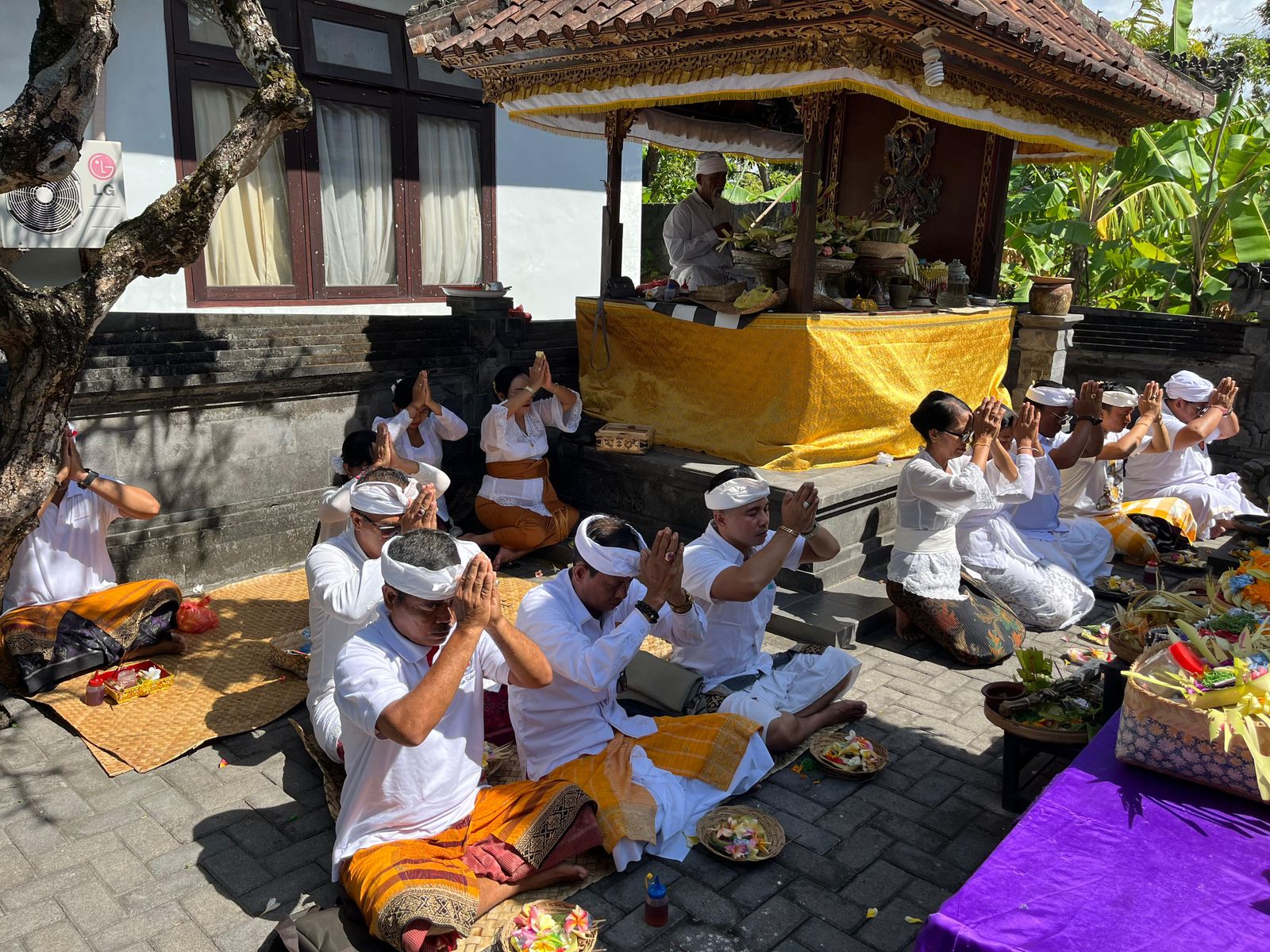 Persembahyangan Bersama ring Pujawali Sang Hyang Aji Saraswati r