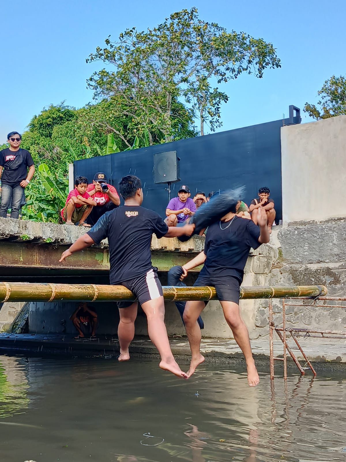 Lomba Gebug Bantal dan Lomba Panjat Pinang Dalam Rangka Hut RI Ke - 80