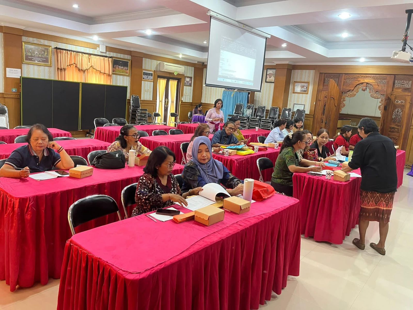 Pembinaan Administrasi PKK Dusun, Dasa Wisma, Posyandu, BKB, Dan UP2K Desa Sidakarya Tahun 2025 