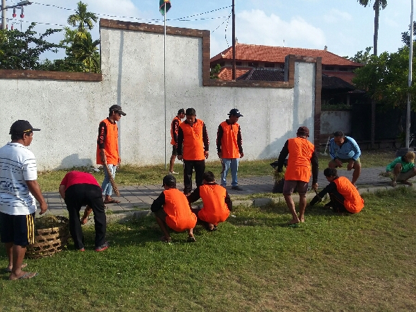 Jumat Bersih Bertempat di Lap. karya Manungal Desa Sidakarya