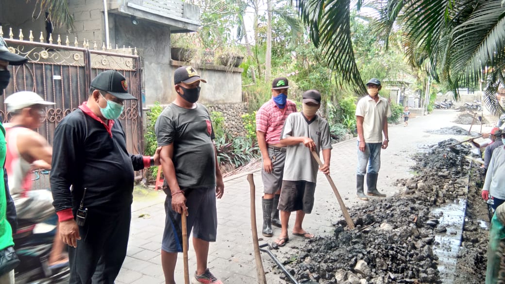 Kegiatan Padat Karya Tunai Desa Sidakarya 