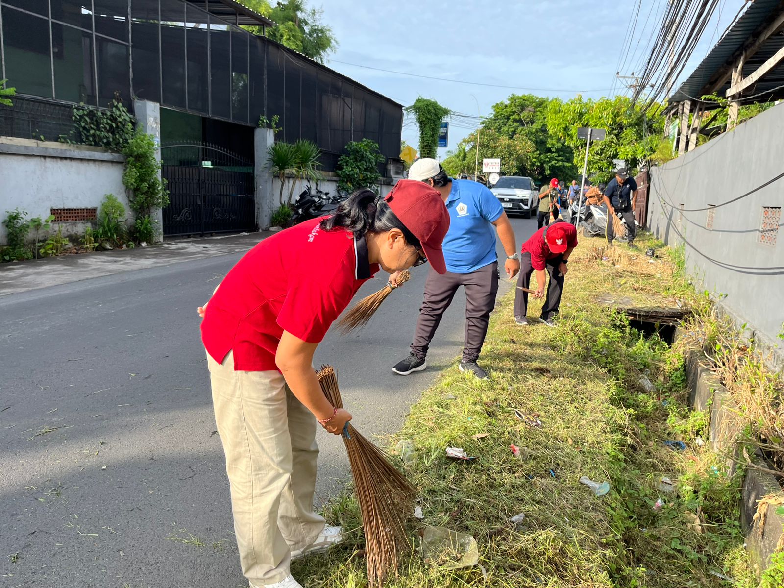 Kegiatan Jumat Bersih yang berlokasi di Jalan Danau Tempe ( Timur Pasar Sari Merta )