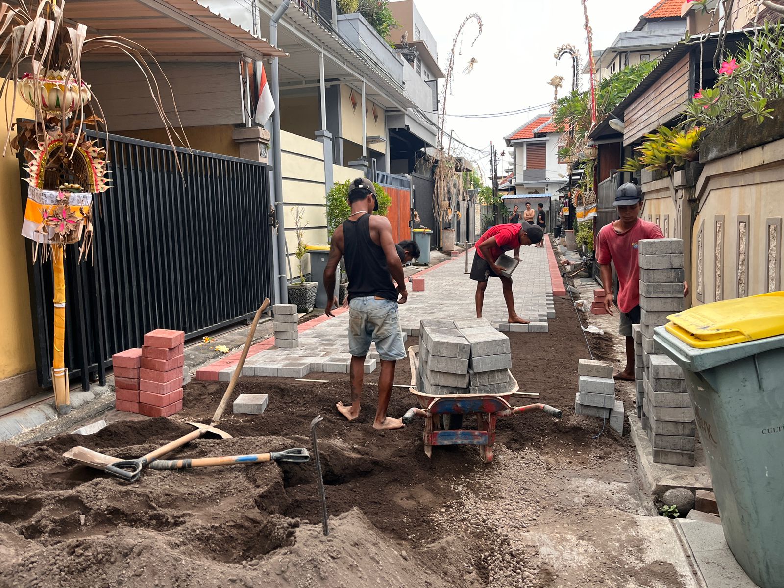 Pelaksanaan Kegiatan Pemavingan di Jalan Dewata Anyar Dusun Kerta Sari