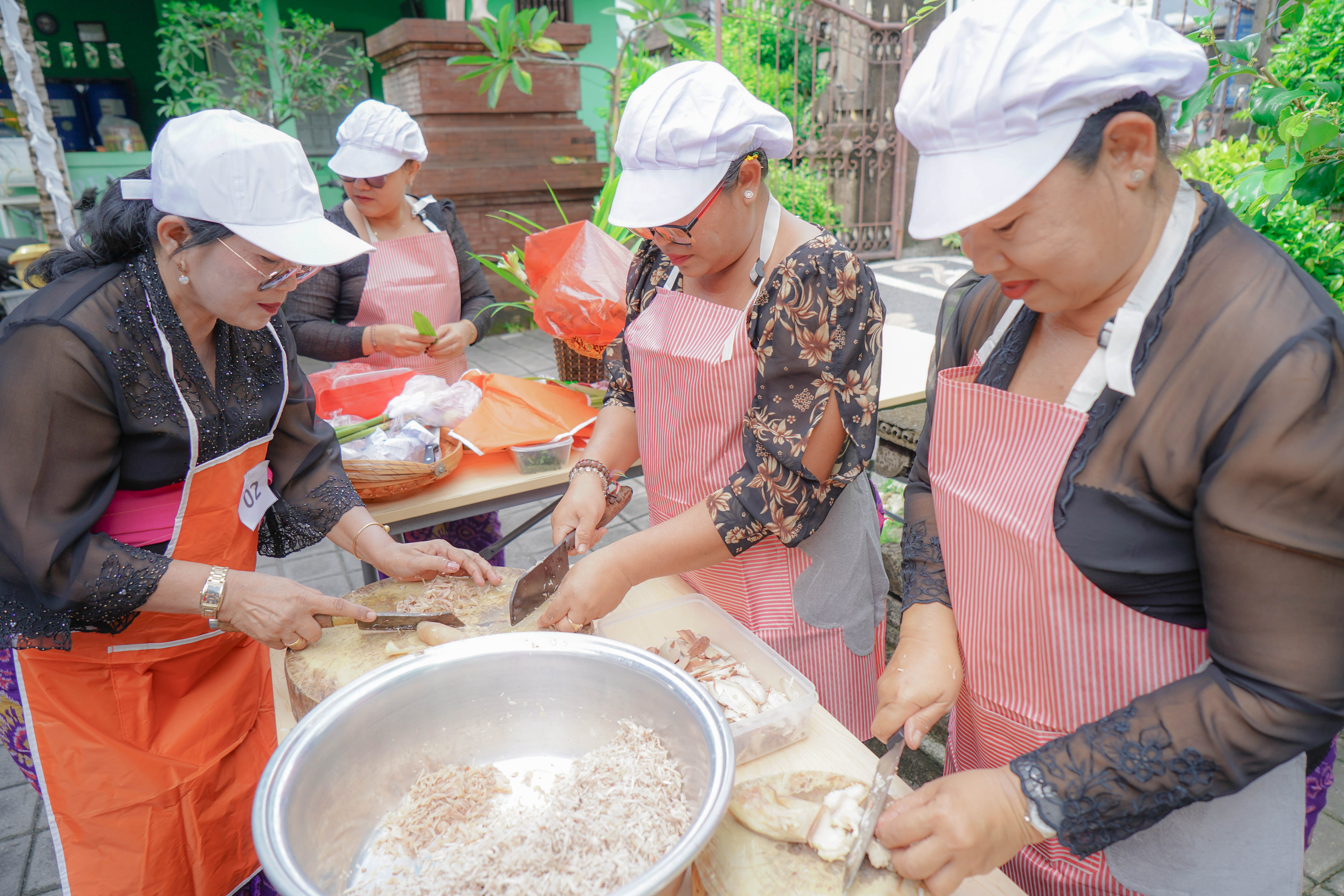 Lomba Ngelawar, Lomba Busana Adat Lansia,dan Lomba Mewarnai Dalam Rangka Memperingati Hari Ibu