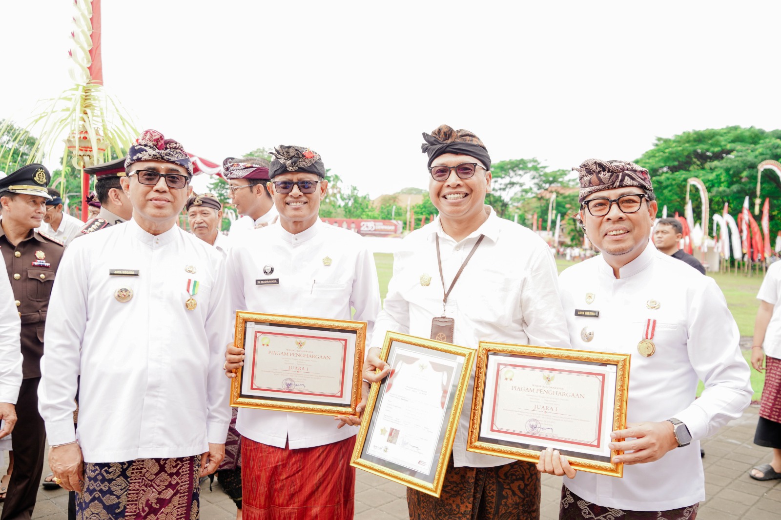 MENERIMA PENGHARGAAN  DARI WALIKOTA DENPASAR SEBAGAI JUARA I LOMBA DESA TINGKAT KOTA DENPASAR