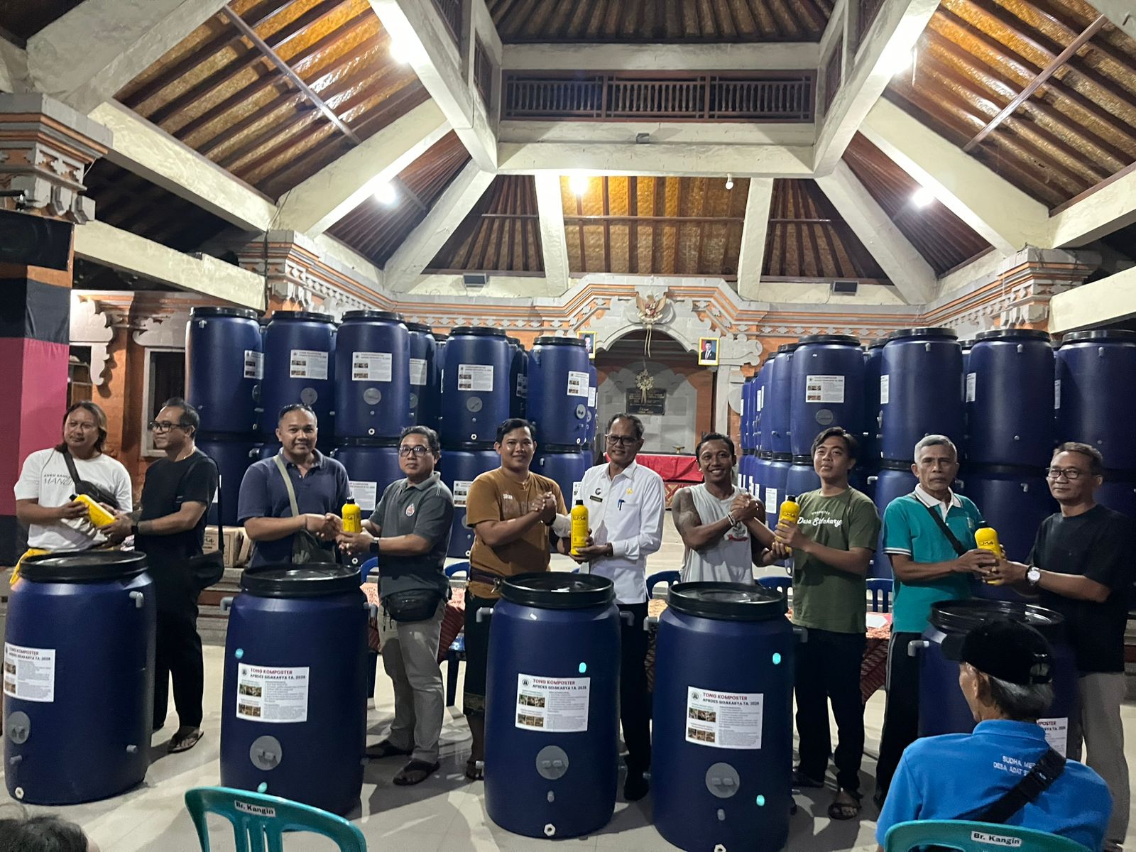 Penyerahan Tong Komposter kepada warga yang berlokasi di Dusun Sekar Kangin