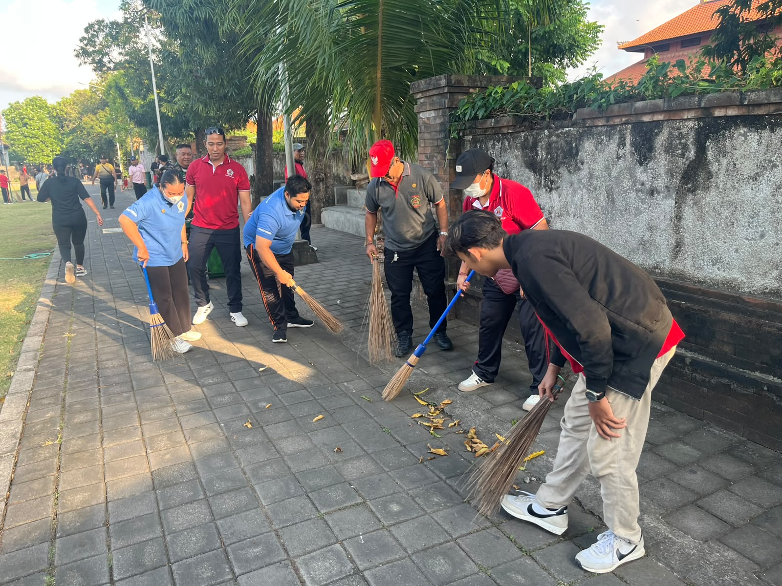 Kegiatan Jumat Bersih yang berlokasi di Area Lapangan Karya Manunggal Sidakarya