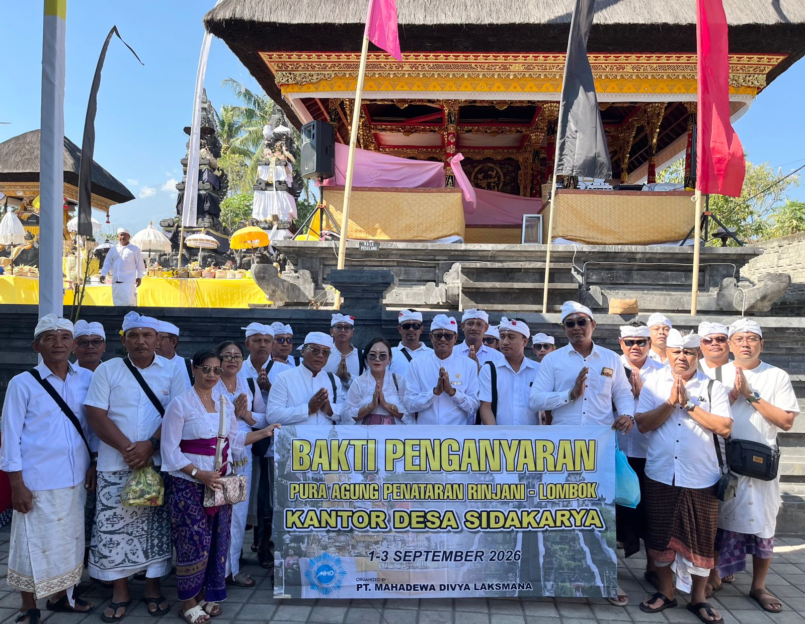 Pemerintah Desa Sidakarya Lan BPD Desa Sidakarya ngelaksanayang Bakti Penganyaran ring Pura Penataran Agung Rinjani.