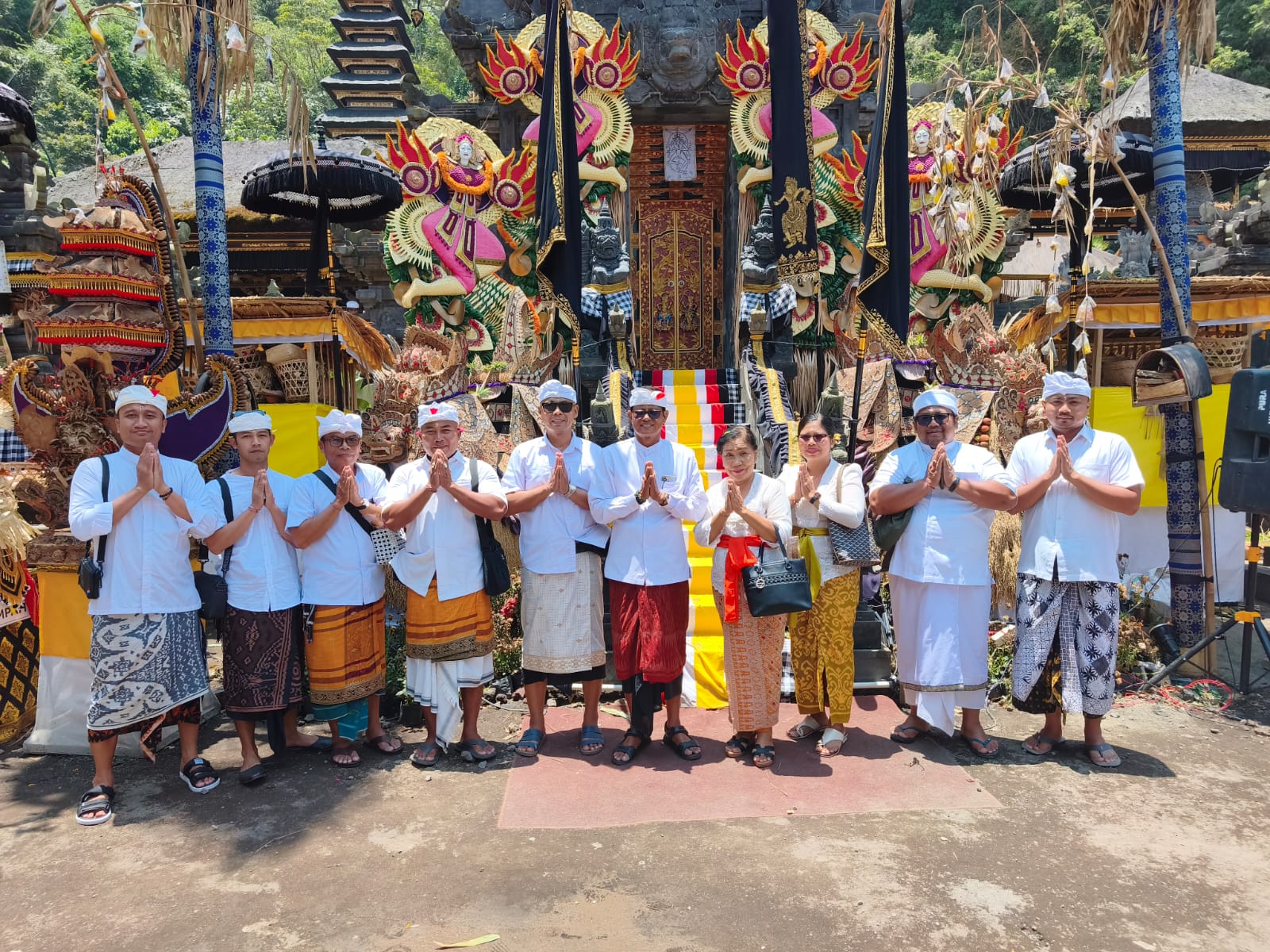 Pemerintah Desa Sidakarya Lan BPD Desa Sidakarya ngelaksanayang Bakti Penganyaran ring Pura Hulundanu Batur.