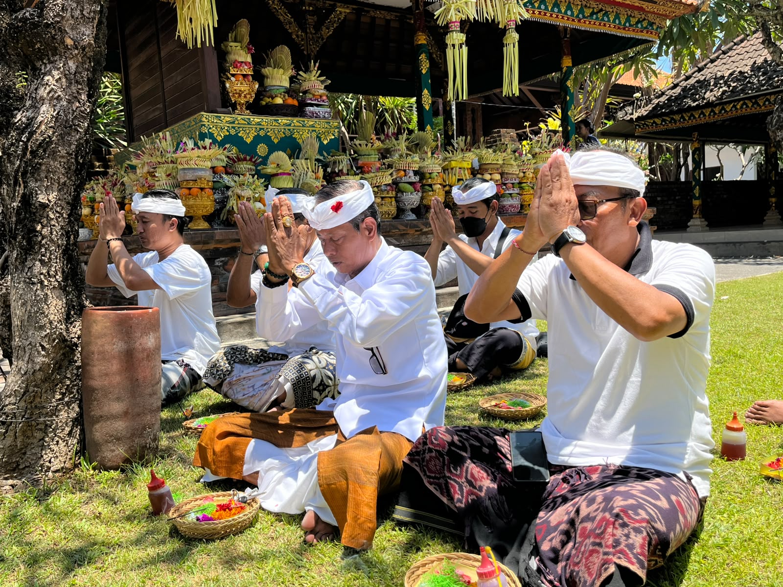 Ngaturang Pawiletan lan ngaturang sembah pangubakti ring Linggih Ida Ratu Ayu Pura Dalem Sudha