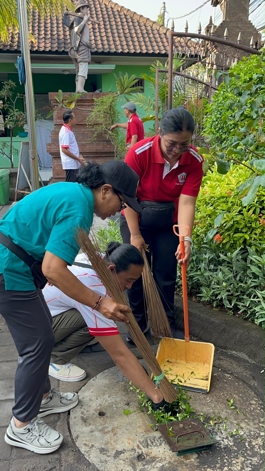  Kegiatan Jumat Bersih yang berlokasi di Kantor Perbekel Desa Sidakarya