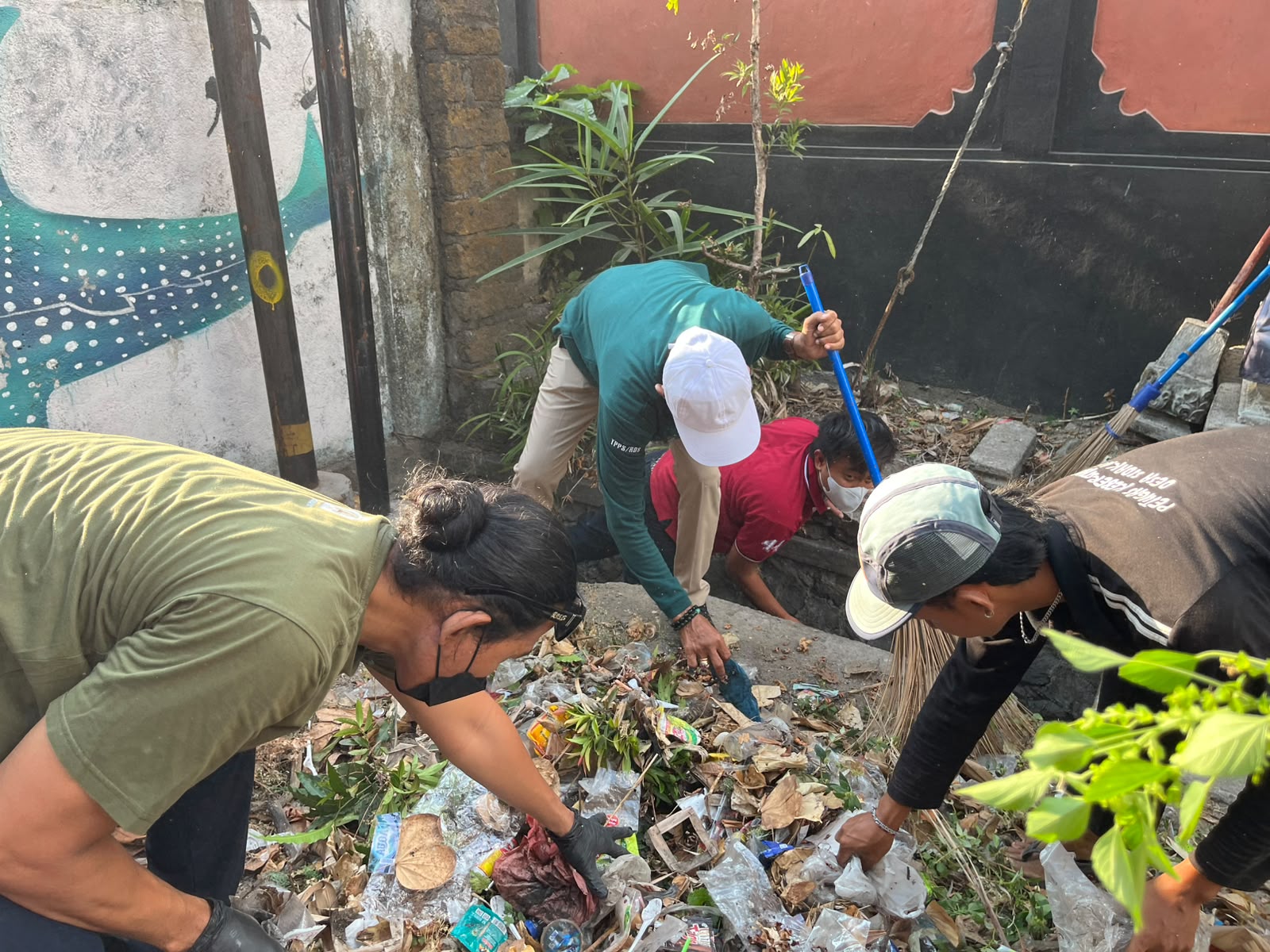 Kegiatan Jumat Bersih yang berlokasi di Jalan Mayang Sari